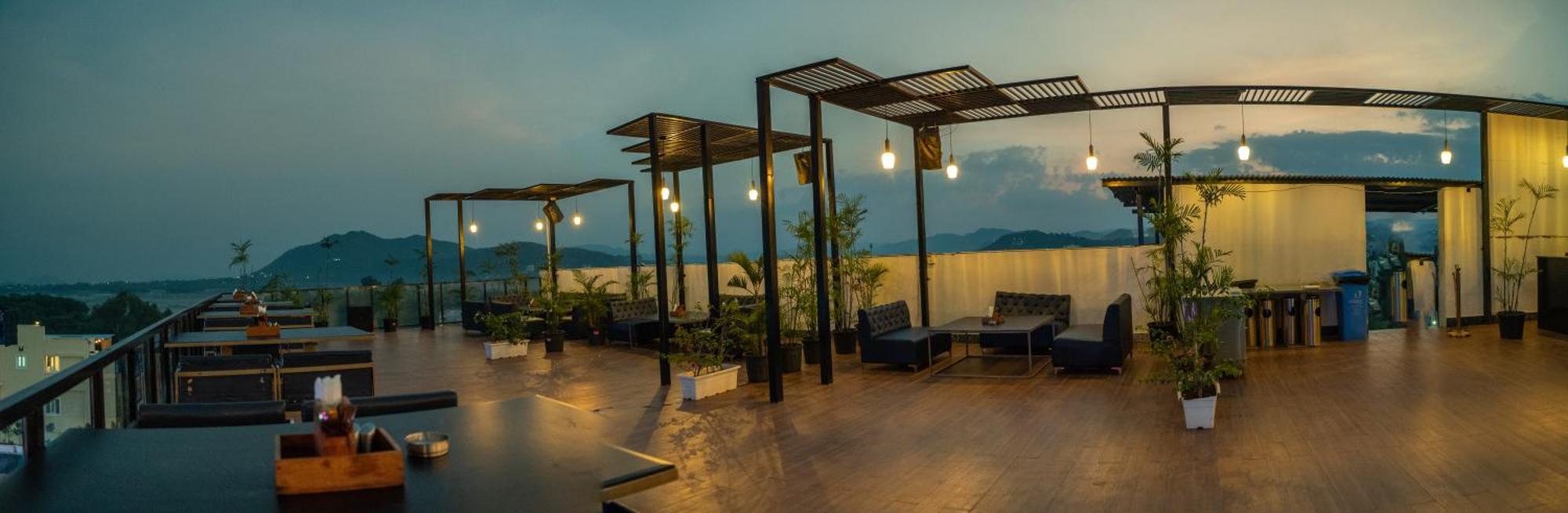 Hotel The Courtyard - Beyond Bar & Club 4*