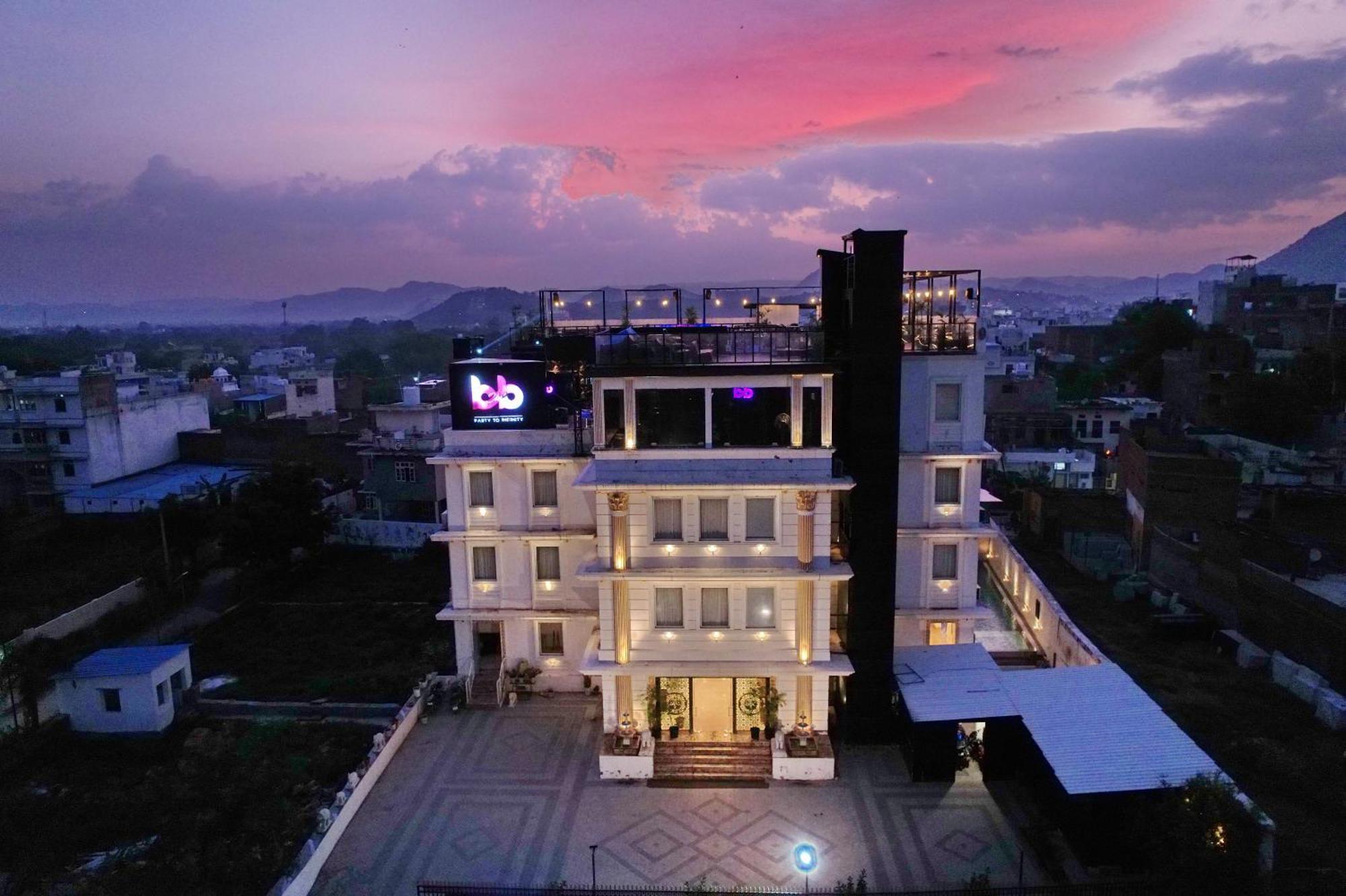 Hotel The Courtyard - Beyond Bar & Club 4*