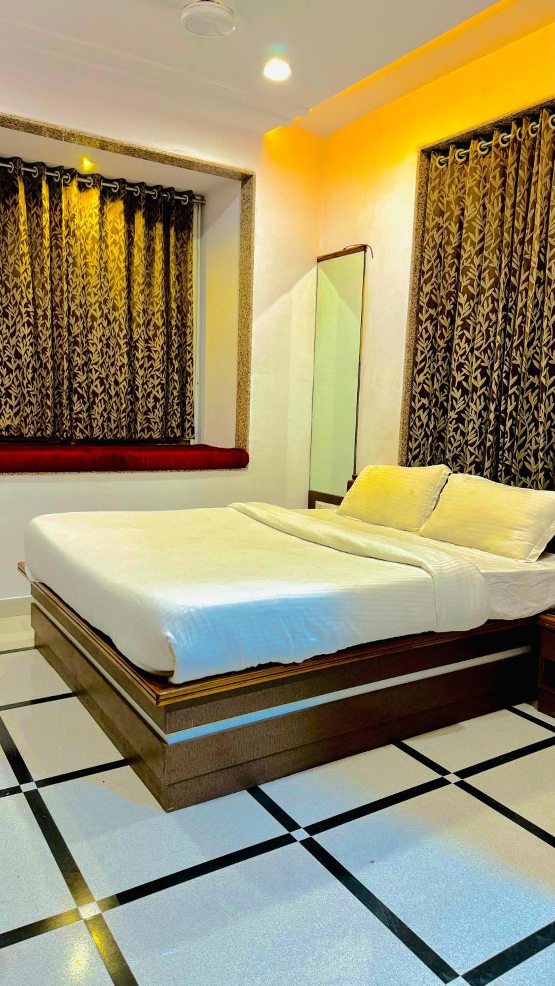 Lux * Udaipur