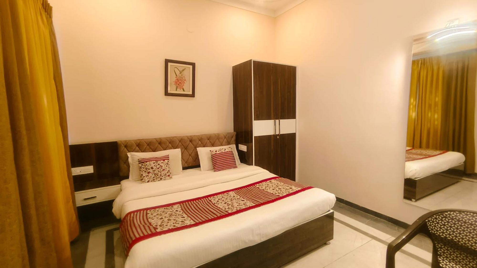 Jagat Near Fatehsagar Hotel 3*