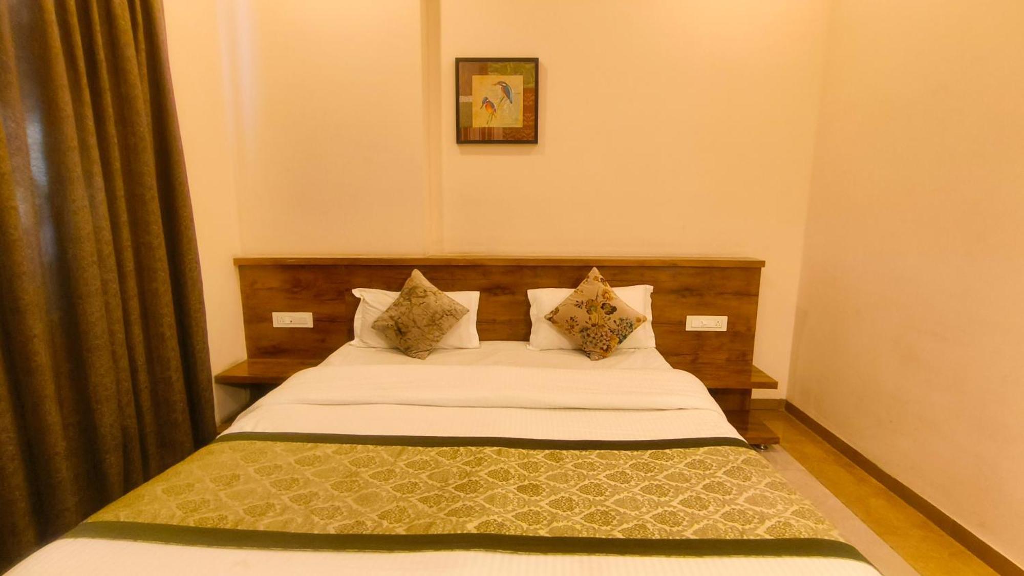 Jagat Near Fatehsagar Hotel 3*