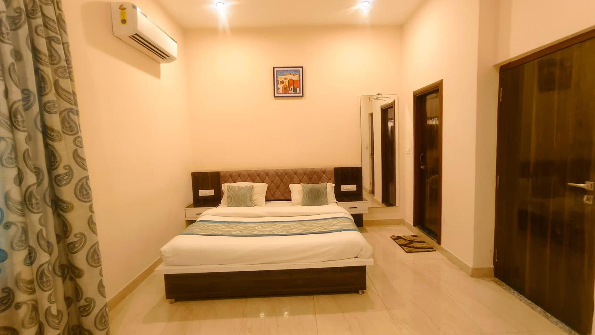 Hotel Jagat Near Fatehsagar 3*
