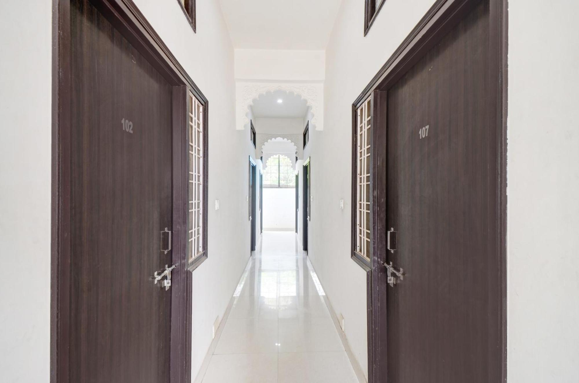 Hotel O The White Haveli 3*