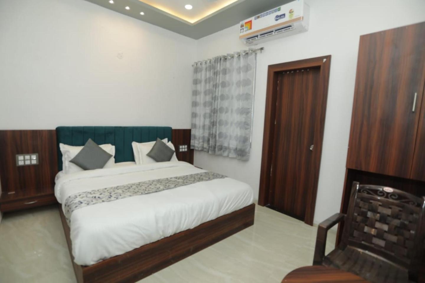 Hotel Rajmoti & Restro
