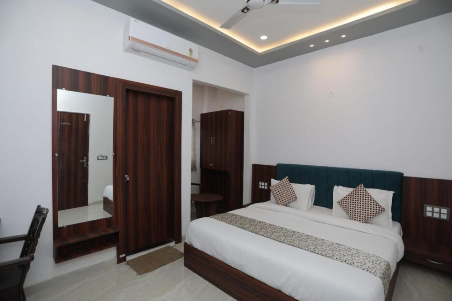 Hotel Rajmoti & Restro 3*