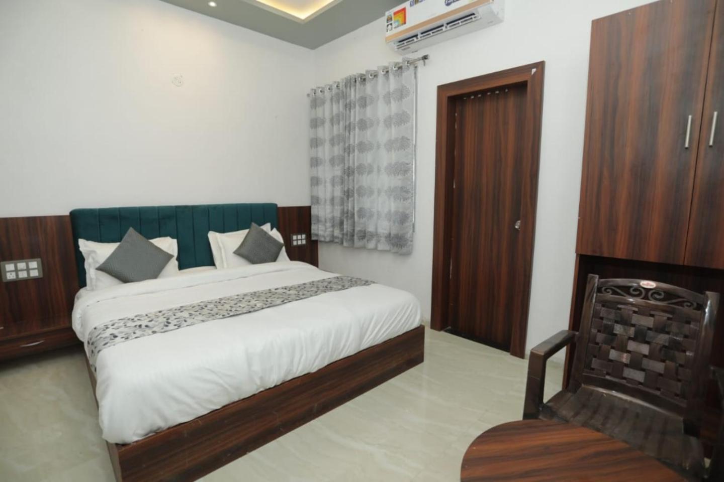 Rajmoti & Restro Hotel
