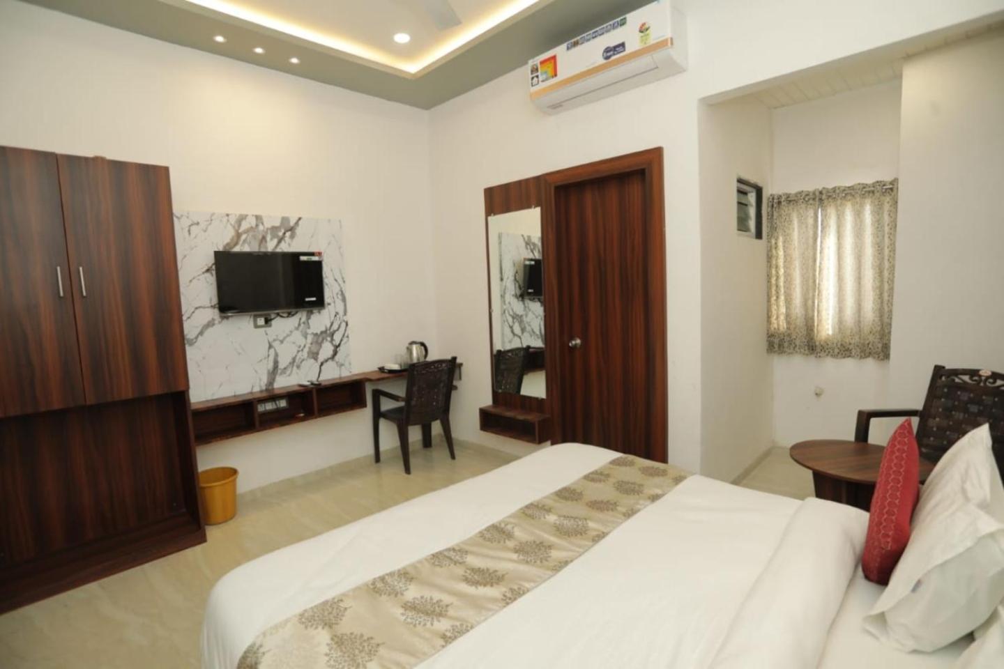 Hotel Rajmoti & Restro