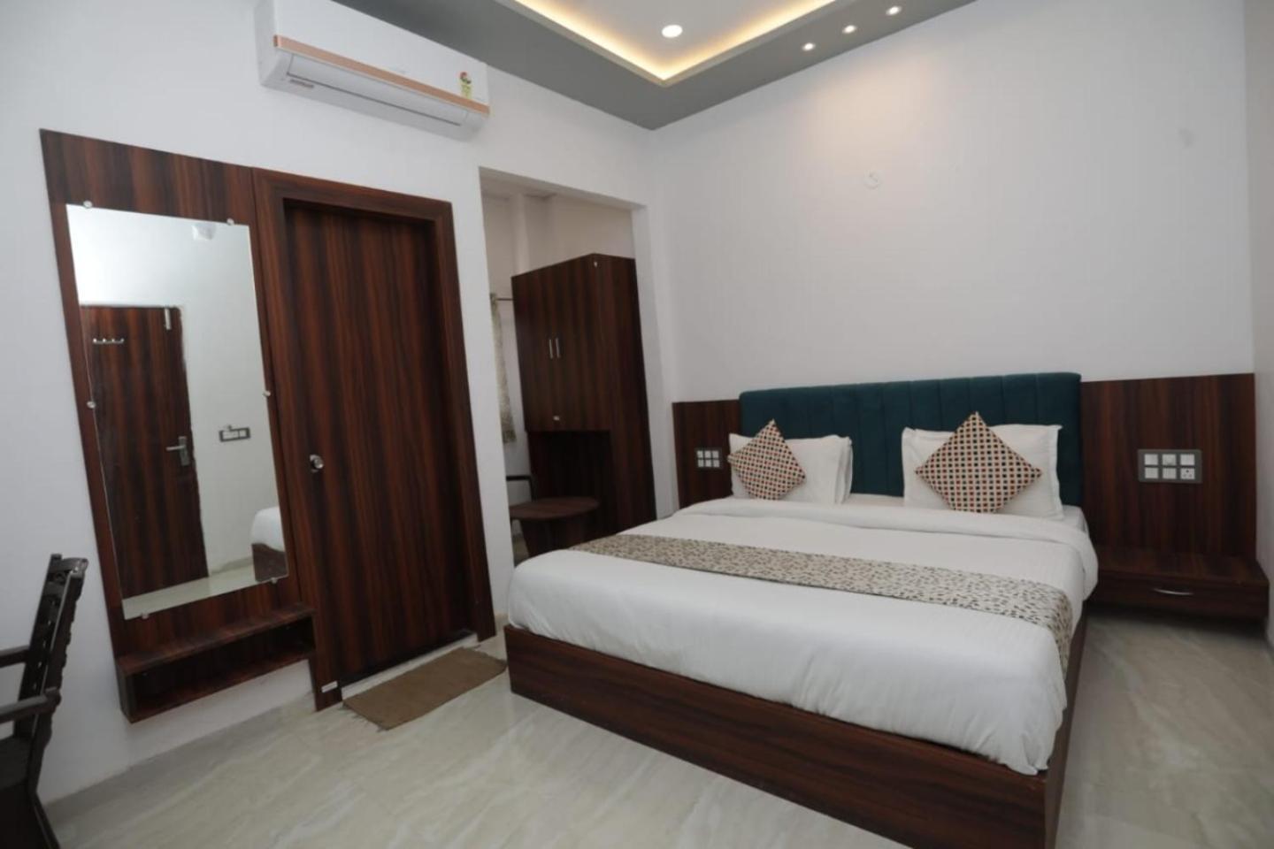 Hotel Rajmoti & Restro 3*