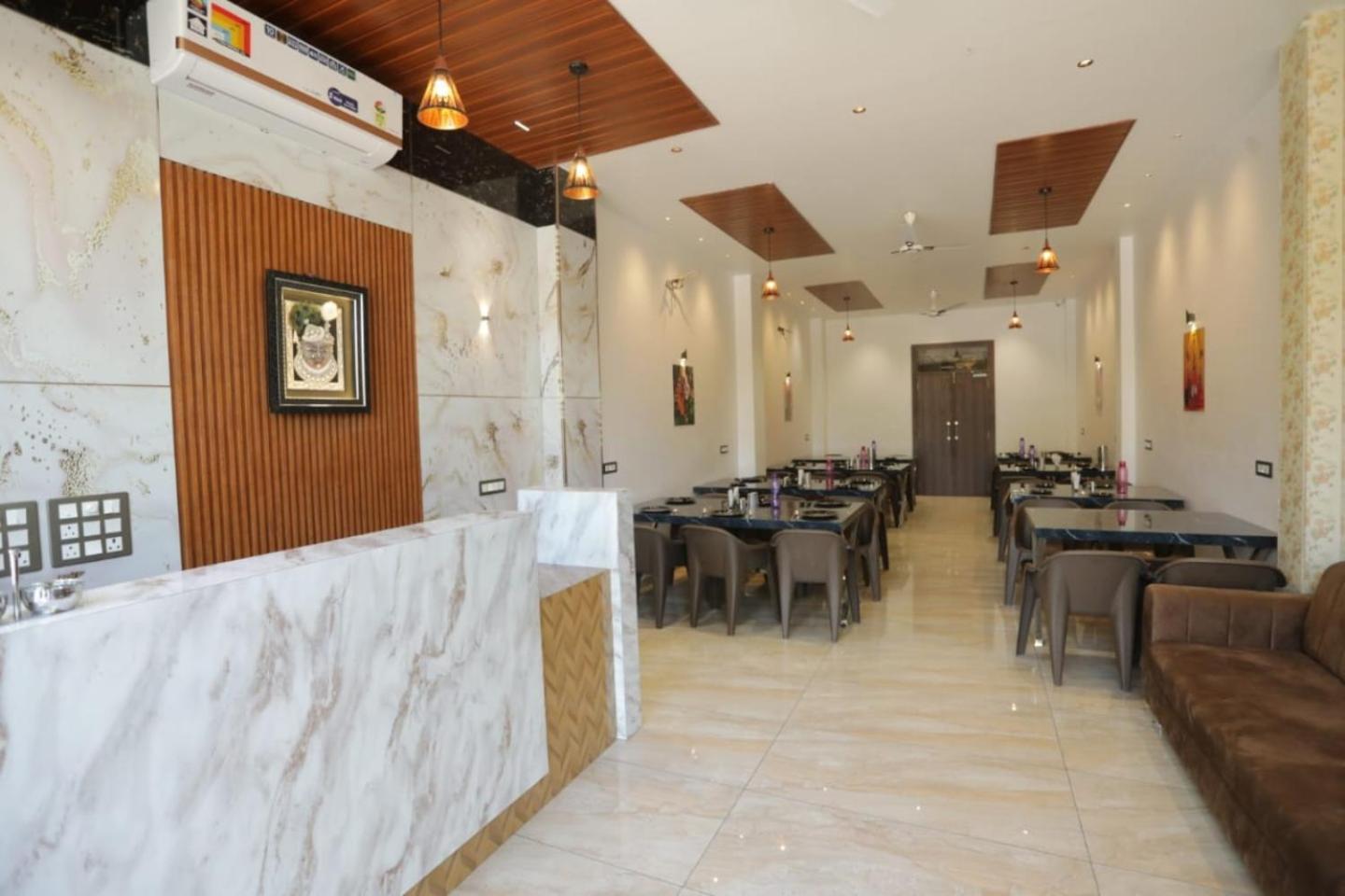 Hotel Rajmoti & Restro 3*