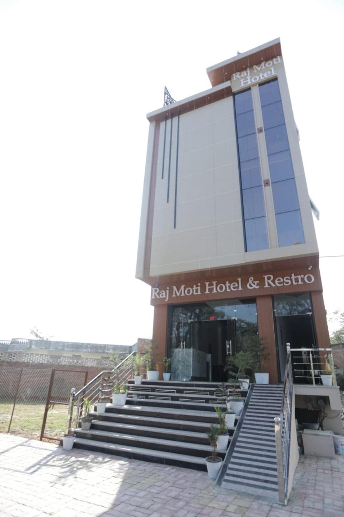 Hotel Rajmoti & Restro 3*