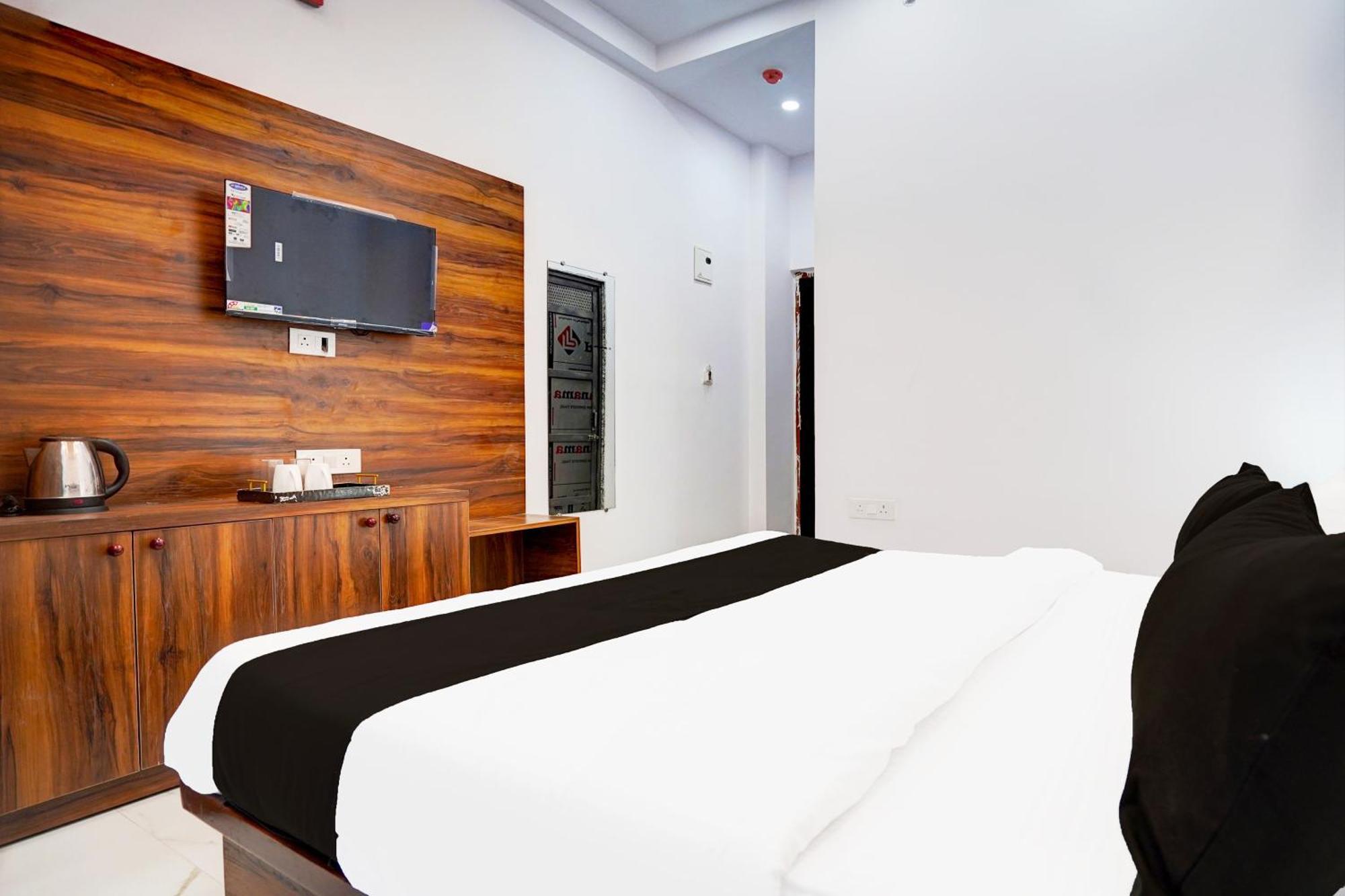 Hotel O Raj Gharana 3*