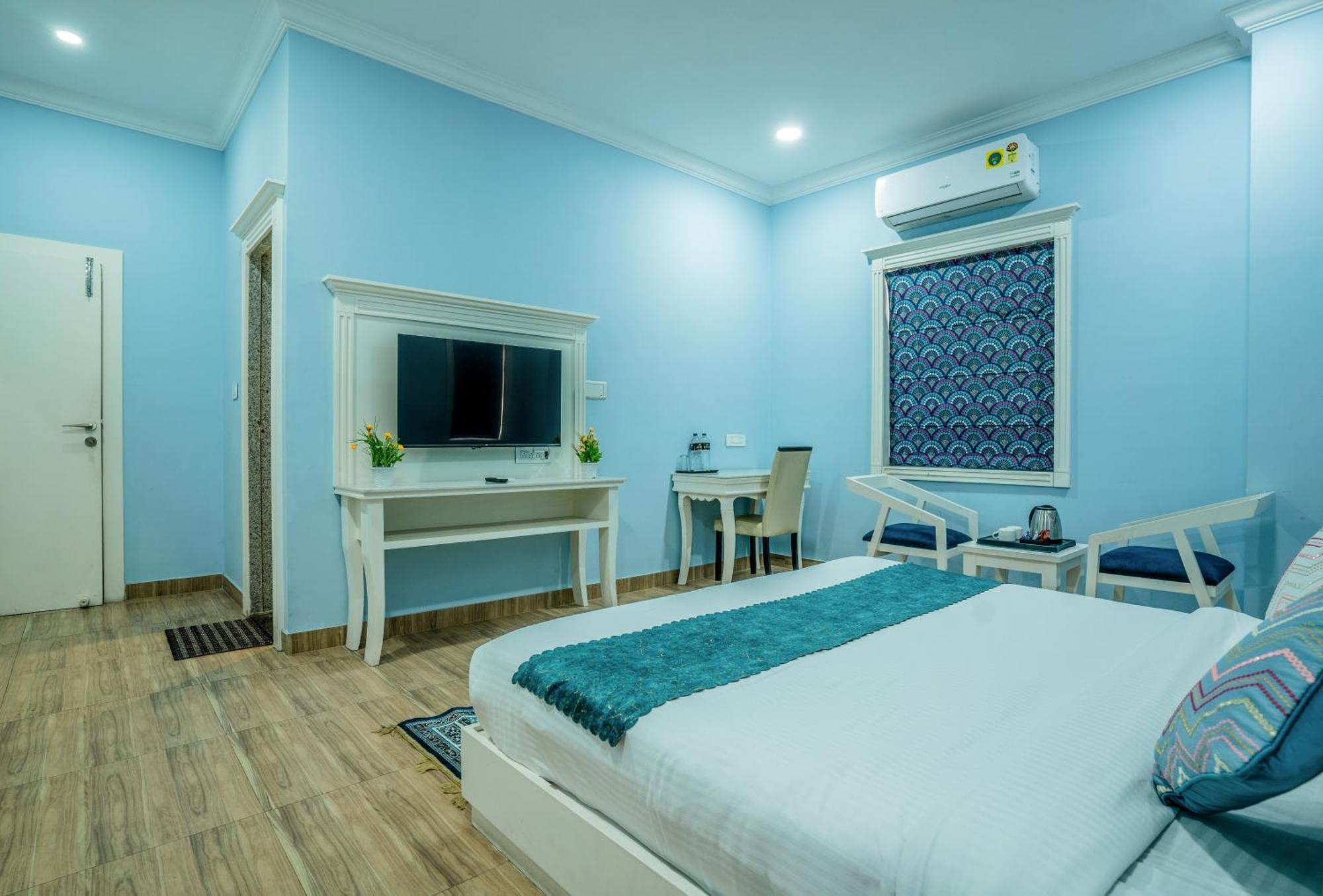 Hotel Tripli White Manor 3*