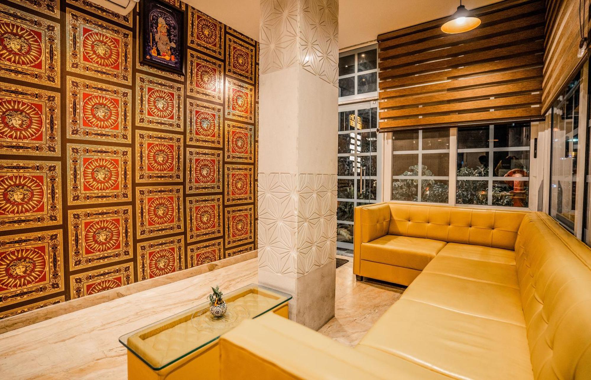 Hotel Tripli White Manor