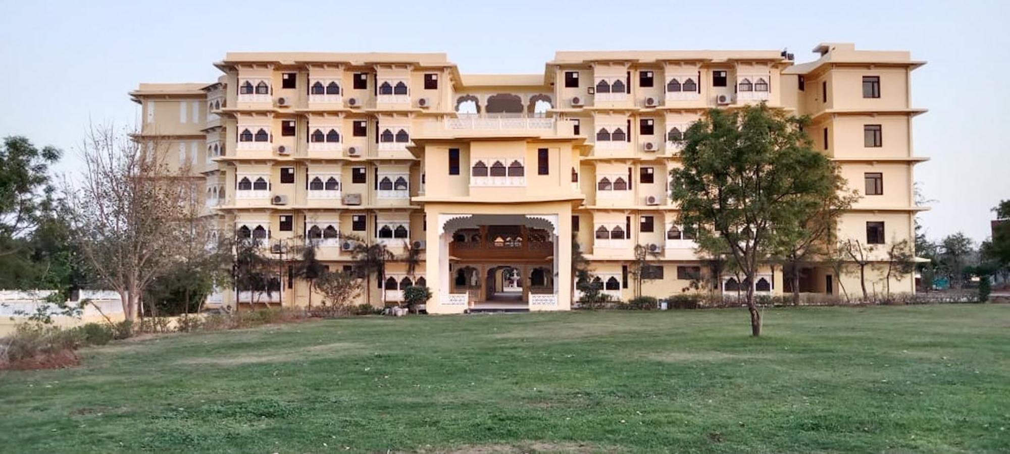 Sinclairs Palace Retreat *