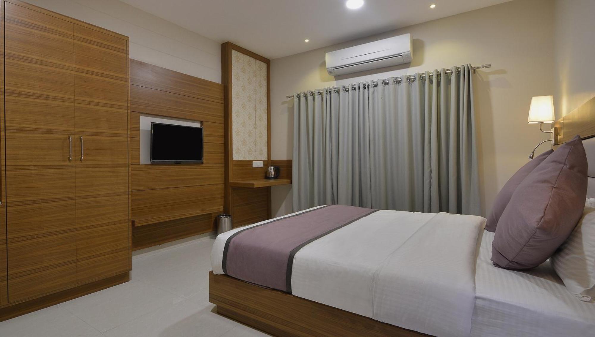 Collection O Surajpole Formerly Blu Orchid Hotel 3*