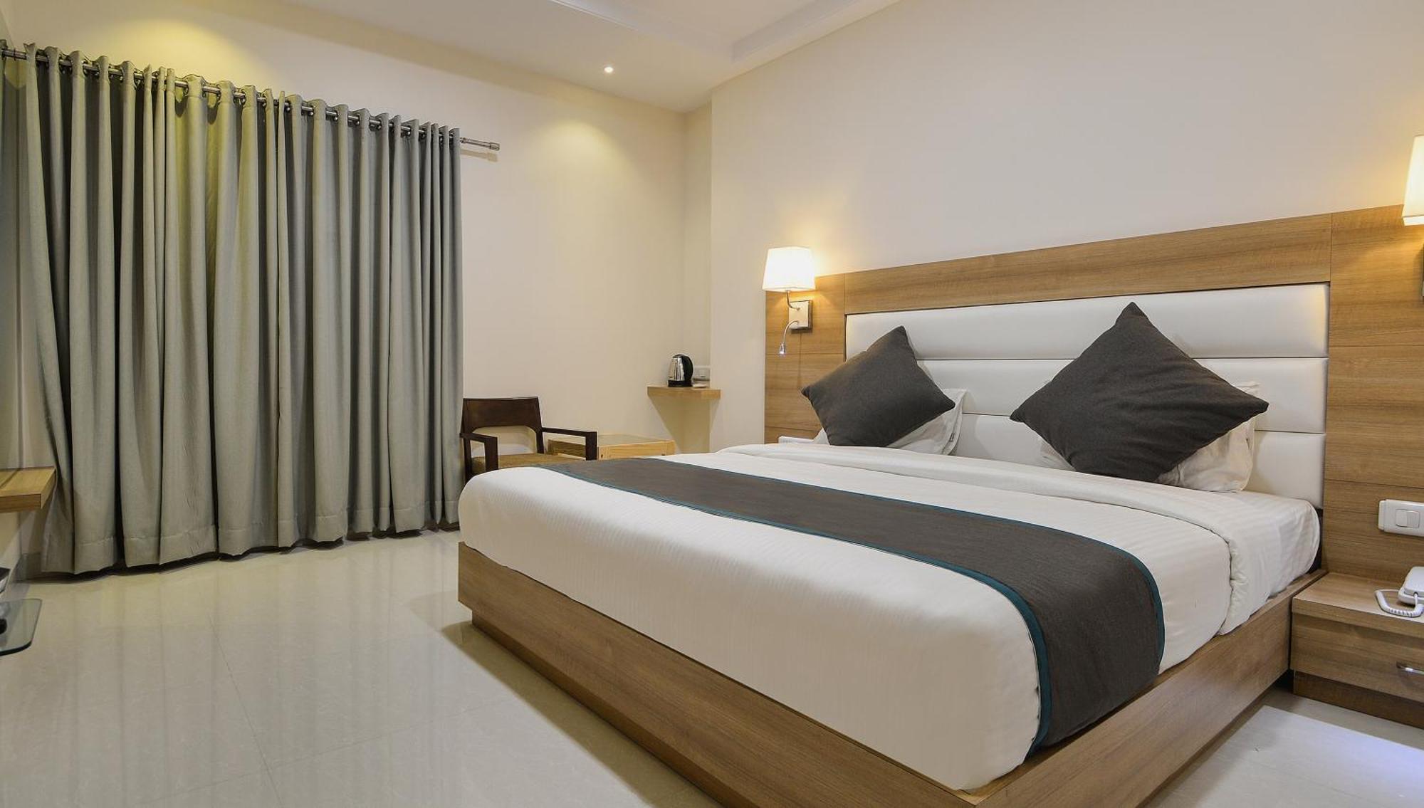 Collection O Surajpole Formerly Blu Orchid Hotel 3*