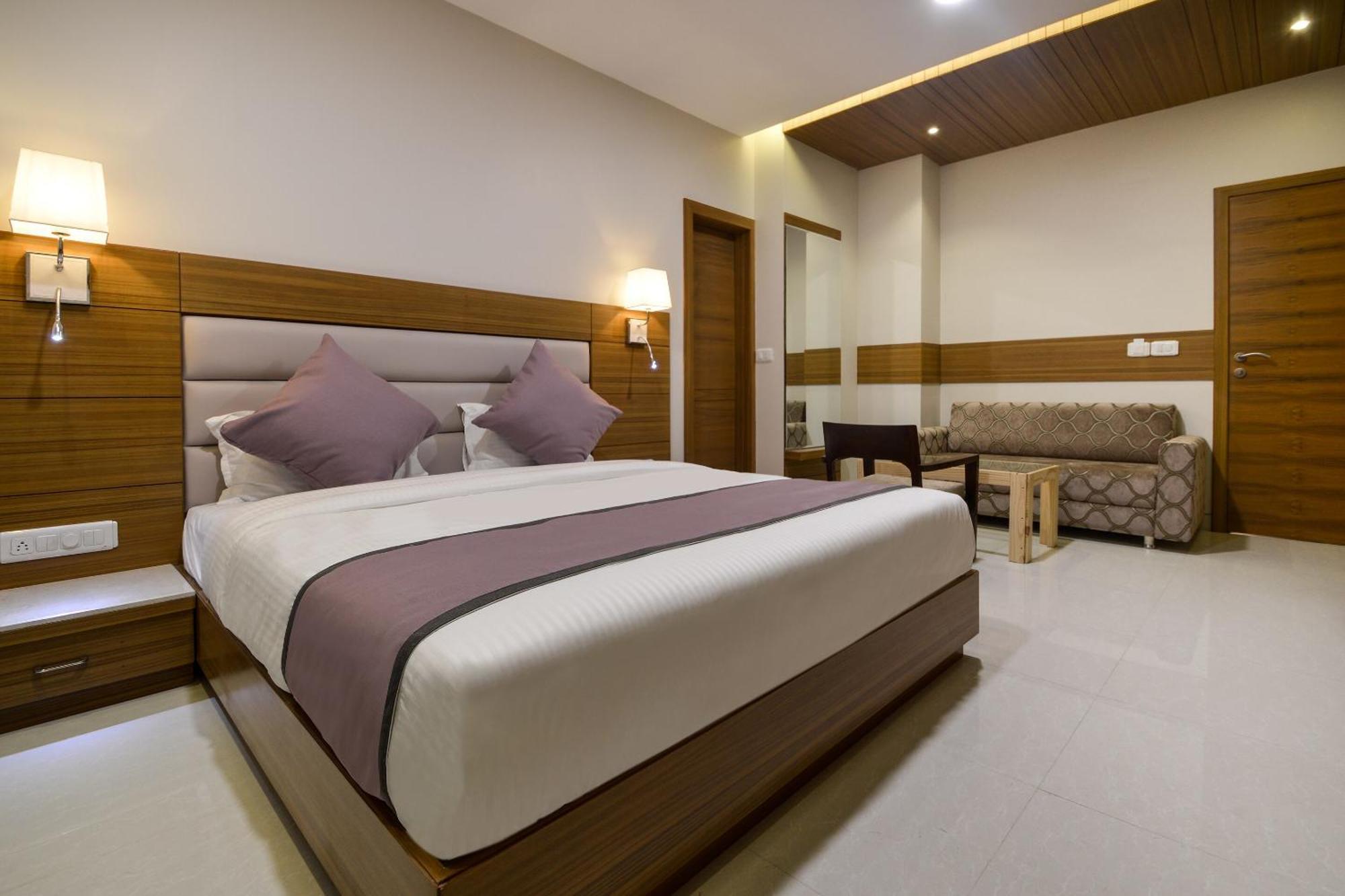 Collection O Surajpole Formerly Blu Orchid Hotel 3*