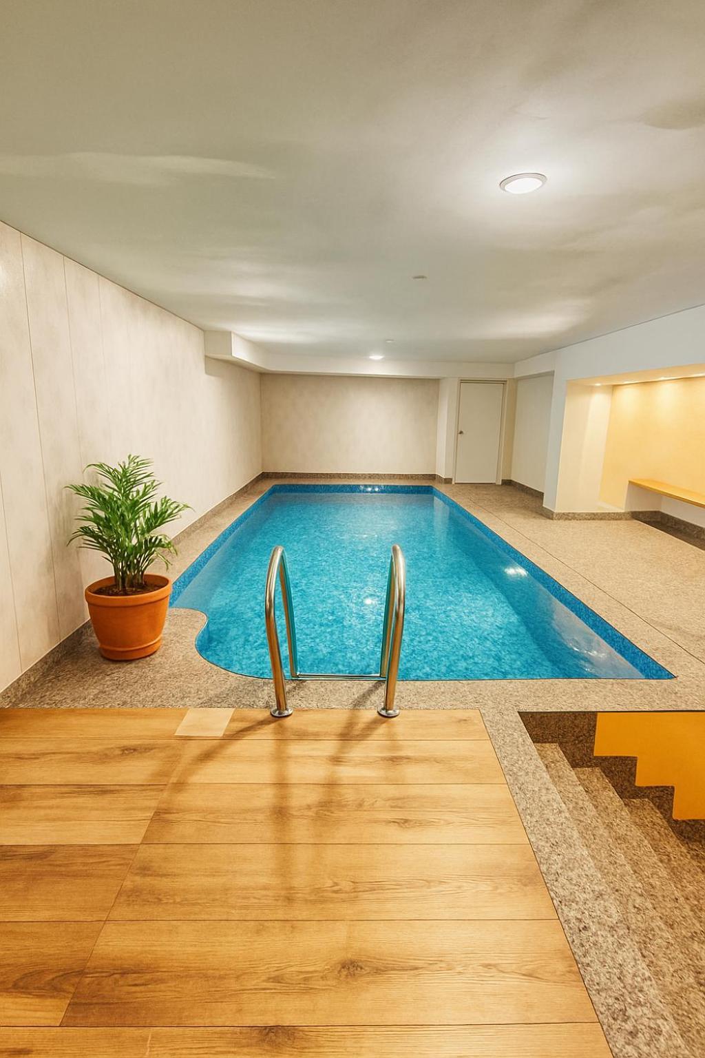 Hotel Tripli White Manor