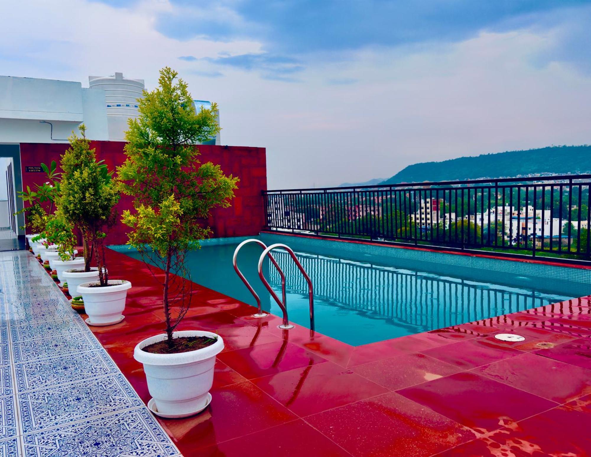 The Glance By Naina Staycation - Rooftop Swimming Pool ! Prime Location ! Awarded ! Big Parking ! Hotel *