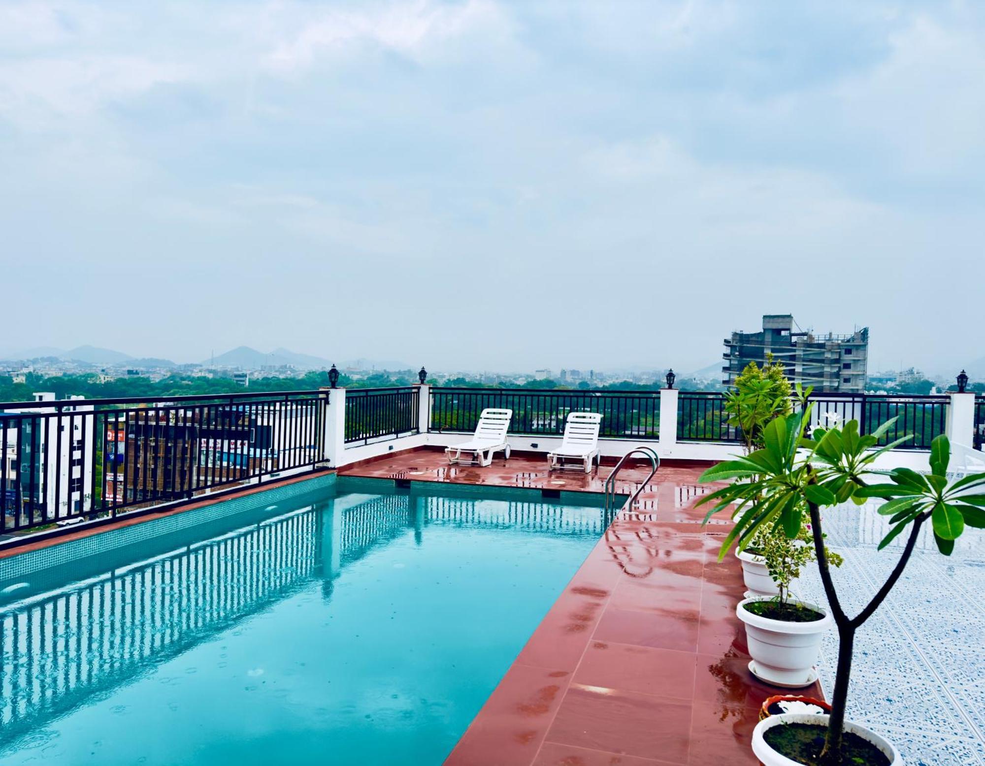 The Glance By Naina Staycation - Rooftop Swimming Pool ! Prime Location ! Awarded ! Big Parking ! Udaipur
