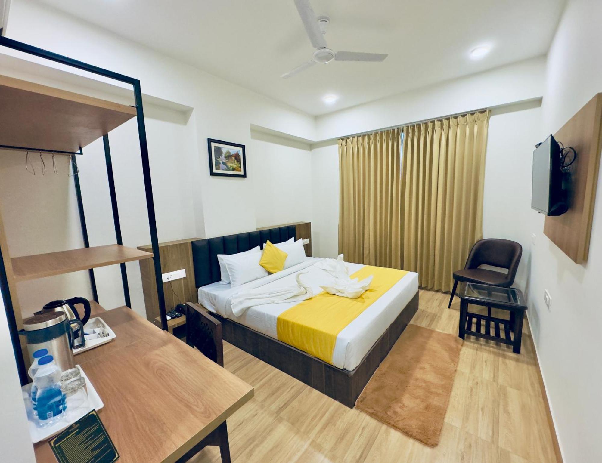 Hotel The Glance By Naina Staycation - Rooftop Swimming Pool ! Prime Location ! Awarded ! Big Parking ! *