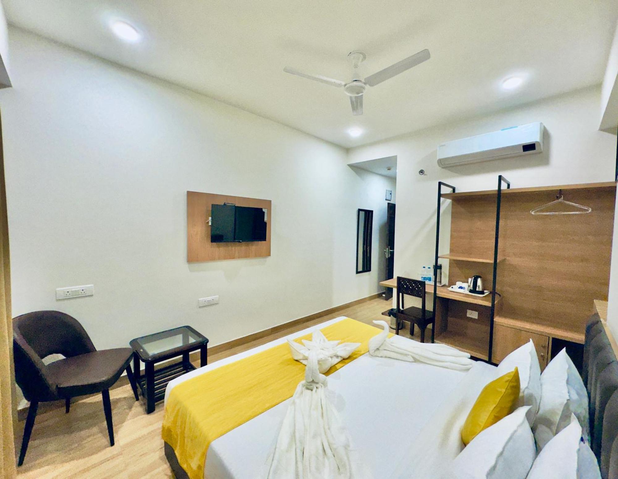 The Glance By Naina Staycation - Rooftop Swimming Pool ! Prime Location ! Awarded ! Big Parking ! Hotel *