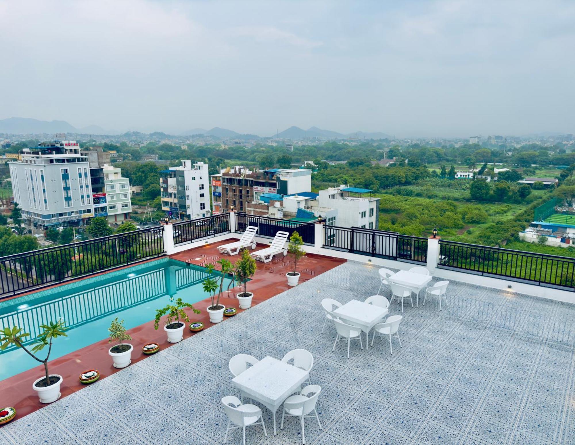 Hotel The Glance By Naina Staycation - Rooftop Swimming Pool ! Prime Location ! Awarded ! Big Parking ! Udaipur