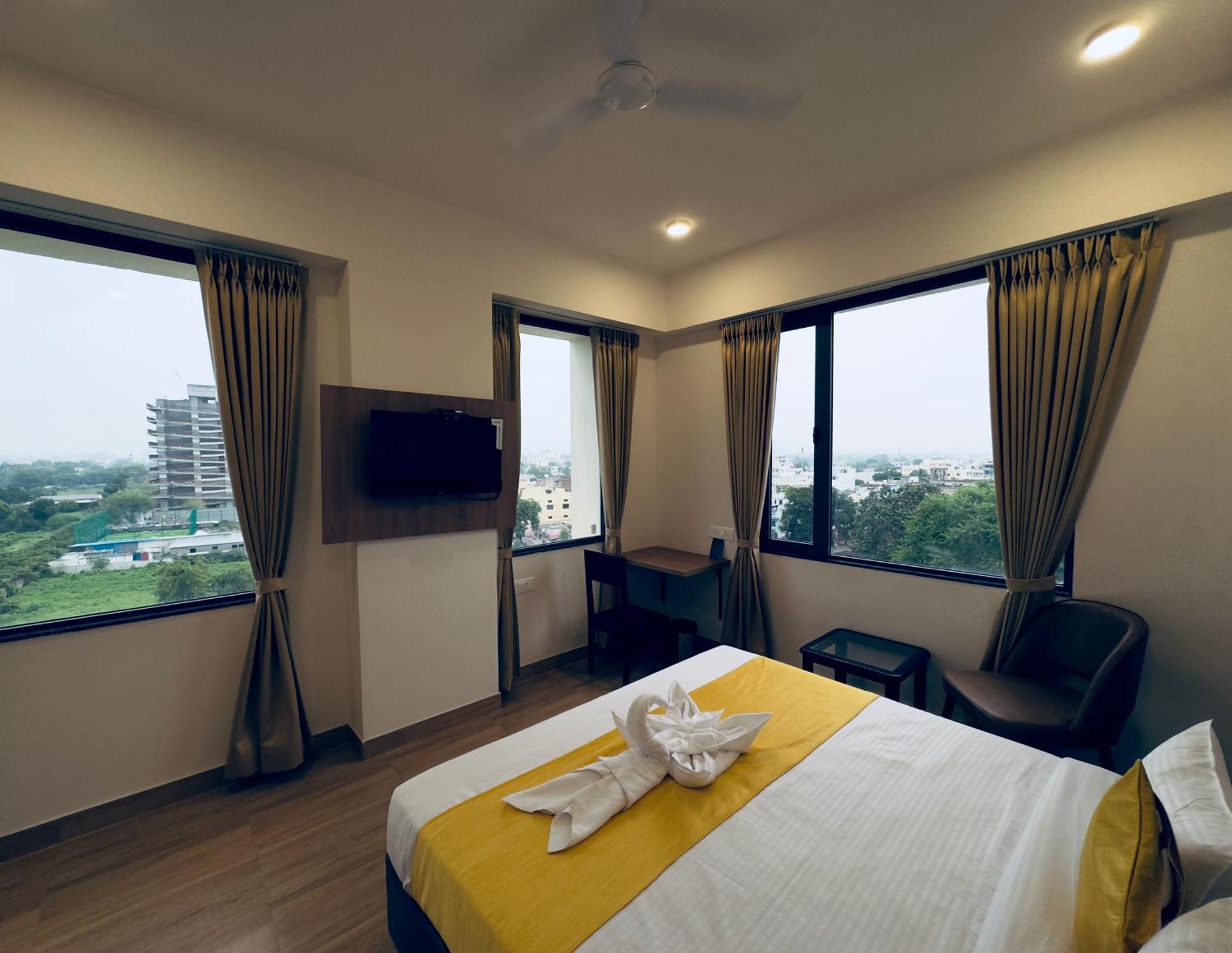 The Glance By Naina Staycation - Rooftop Swimming Pool ! Prime Location ! Awarded ! Big Parking ! Hotel Udaipur
