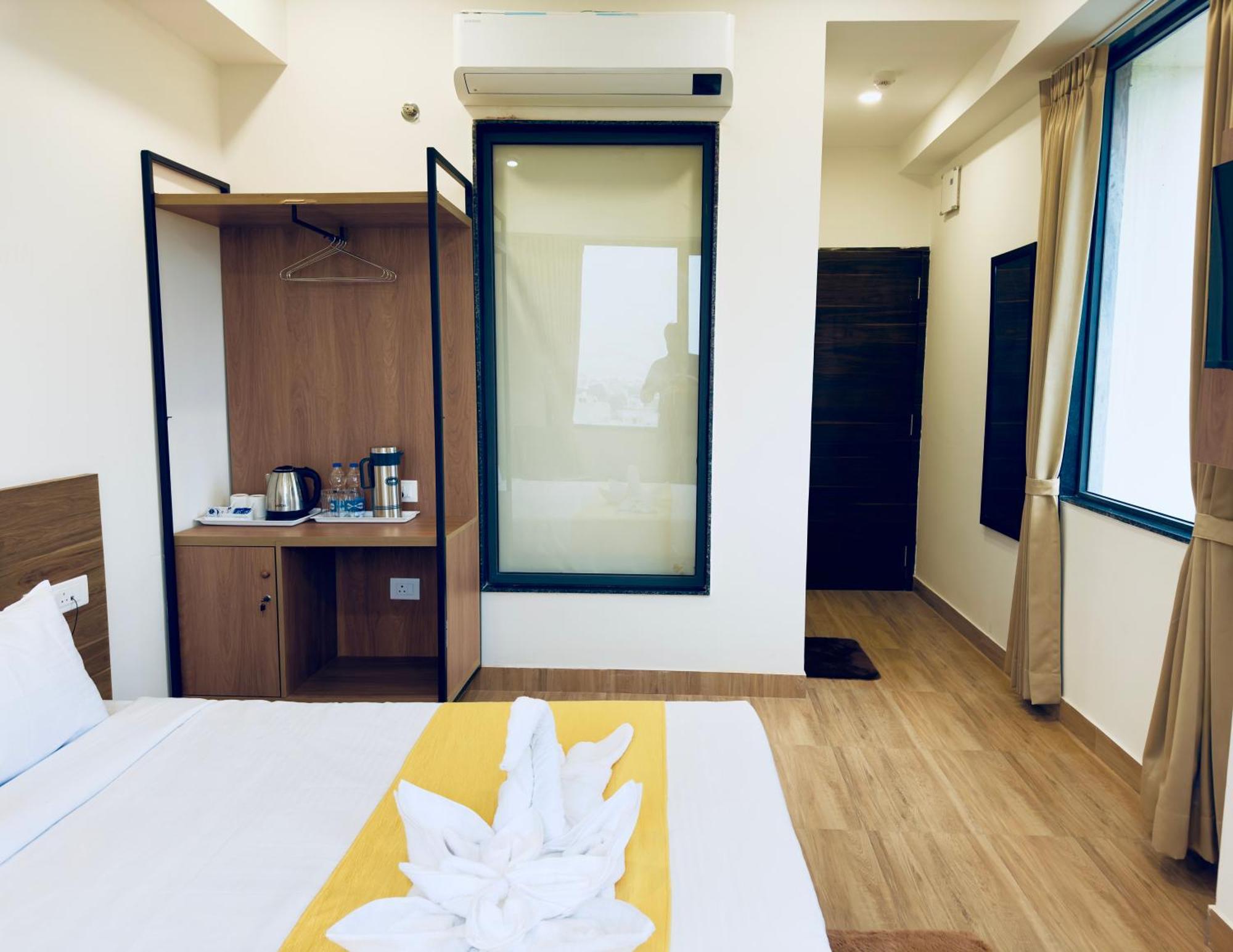 The Glance By Naina Staycation - Rooftop Swimming Pool ! Prime Location ! Awarded ! Big Parking ! Udaipur