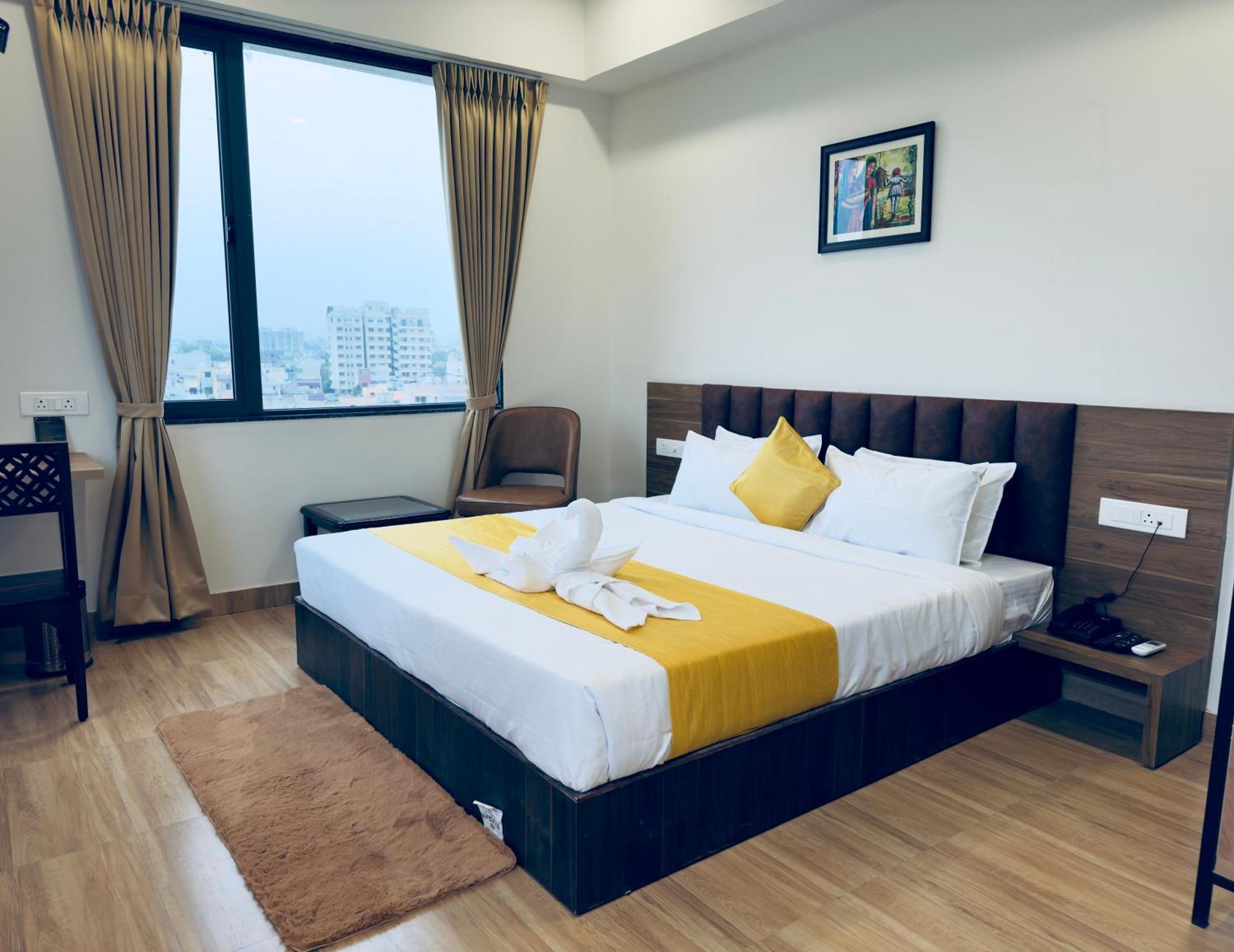 The Glance By Naina Staycation - Rooftop Swimming Pool ! Prime Location ! Awarded ! Big Parking !