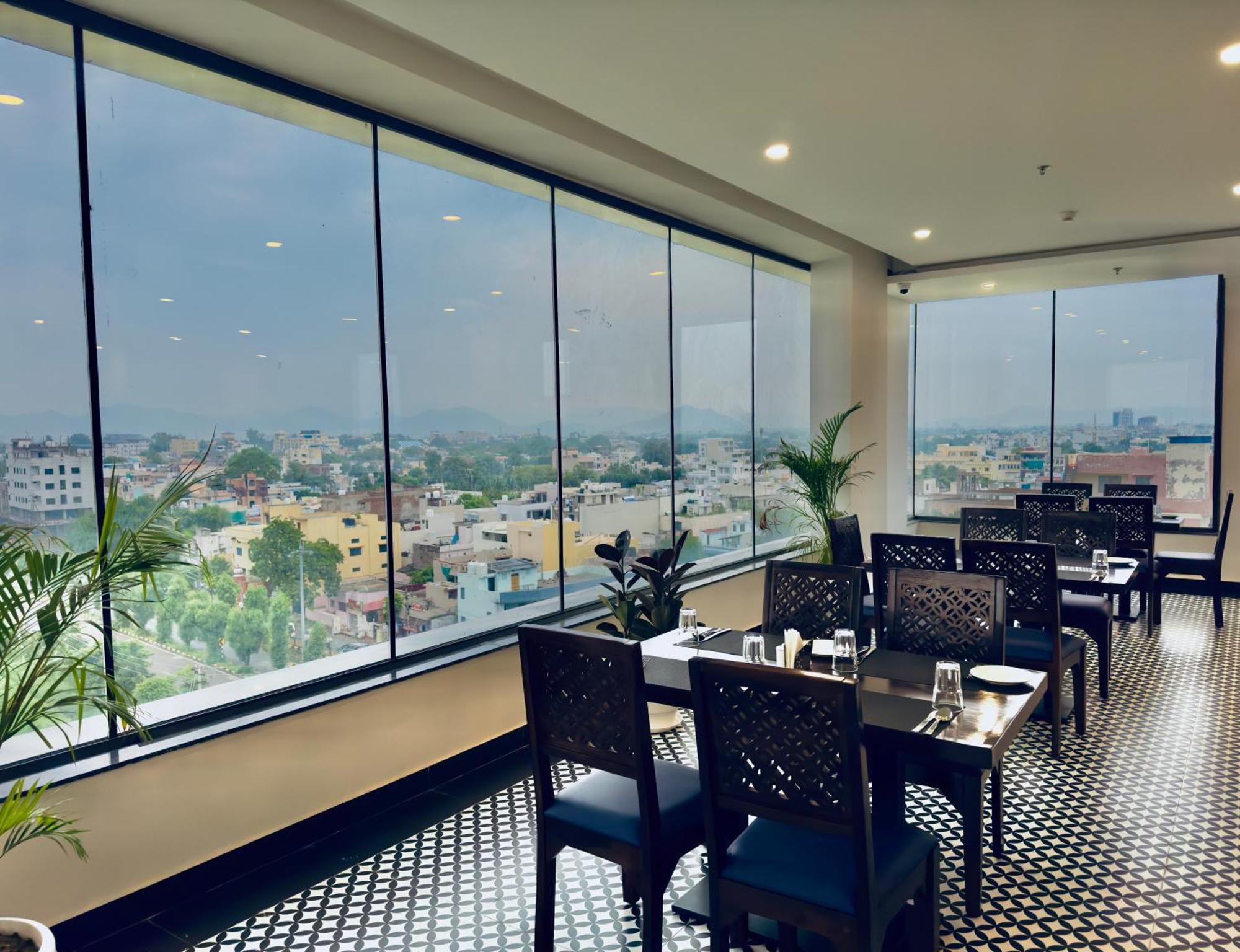 Hotel The Glance By Naina Staycation - Rooftop Swimming Pool ! Prime Location ! Awarded ! Big Parking !