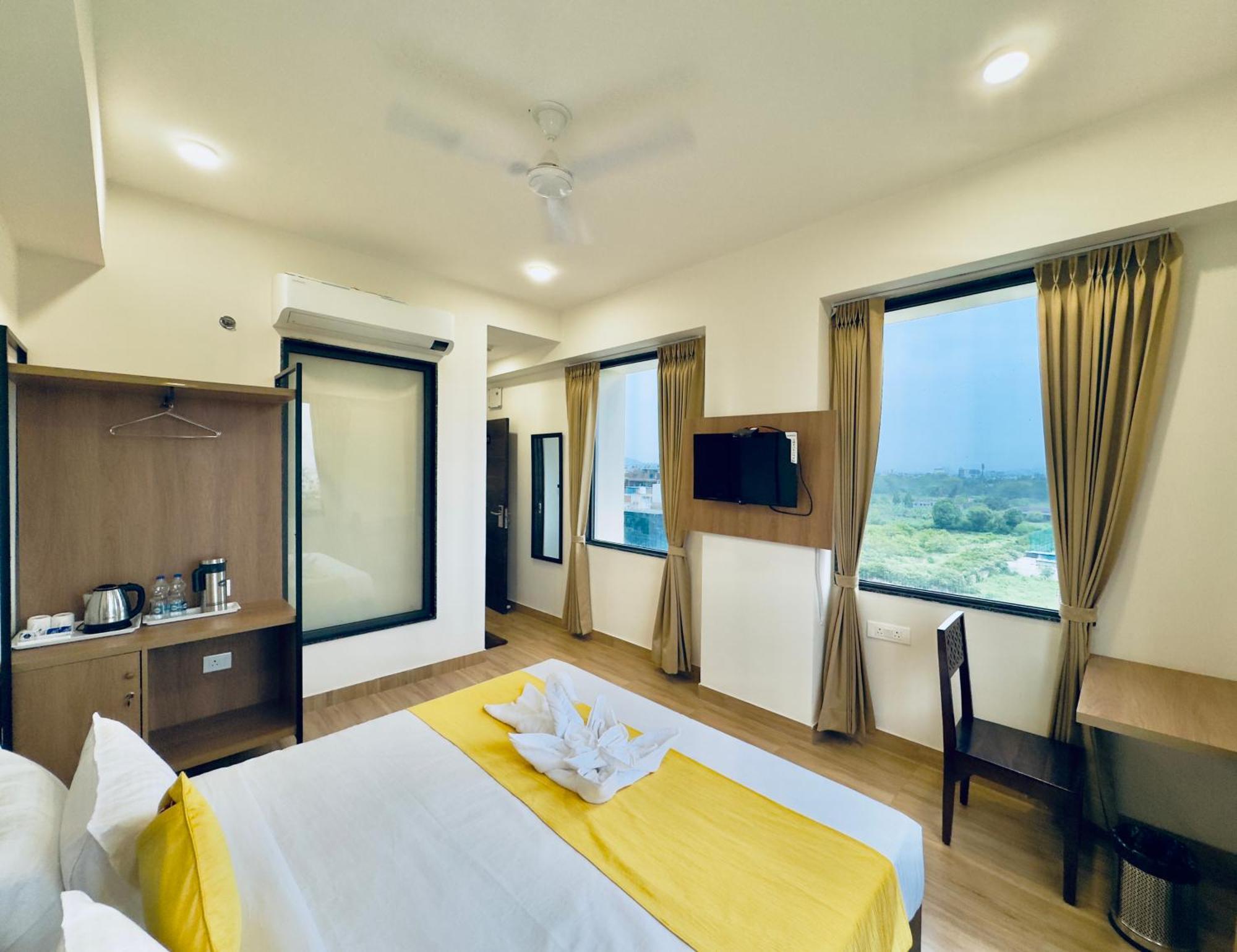 The Glance By Naina Staycation - Rooftop Swimming Pool ! Prime Location ! Awarded ! Big Parking ! Hotel Udaipur