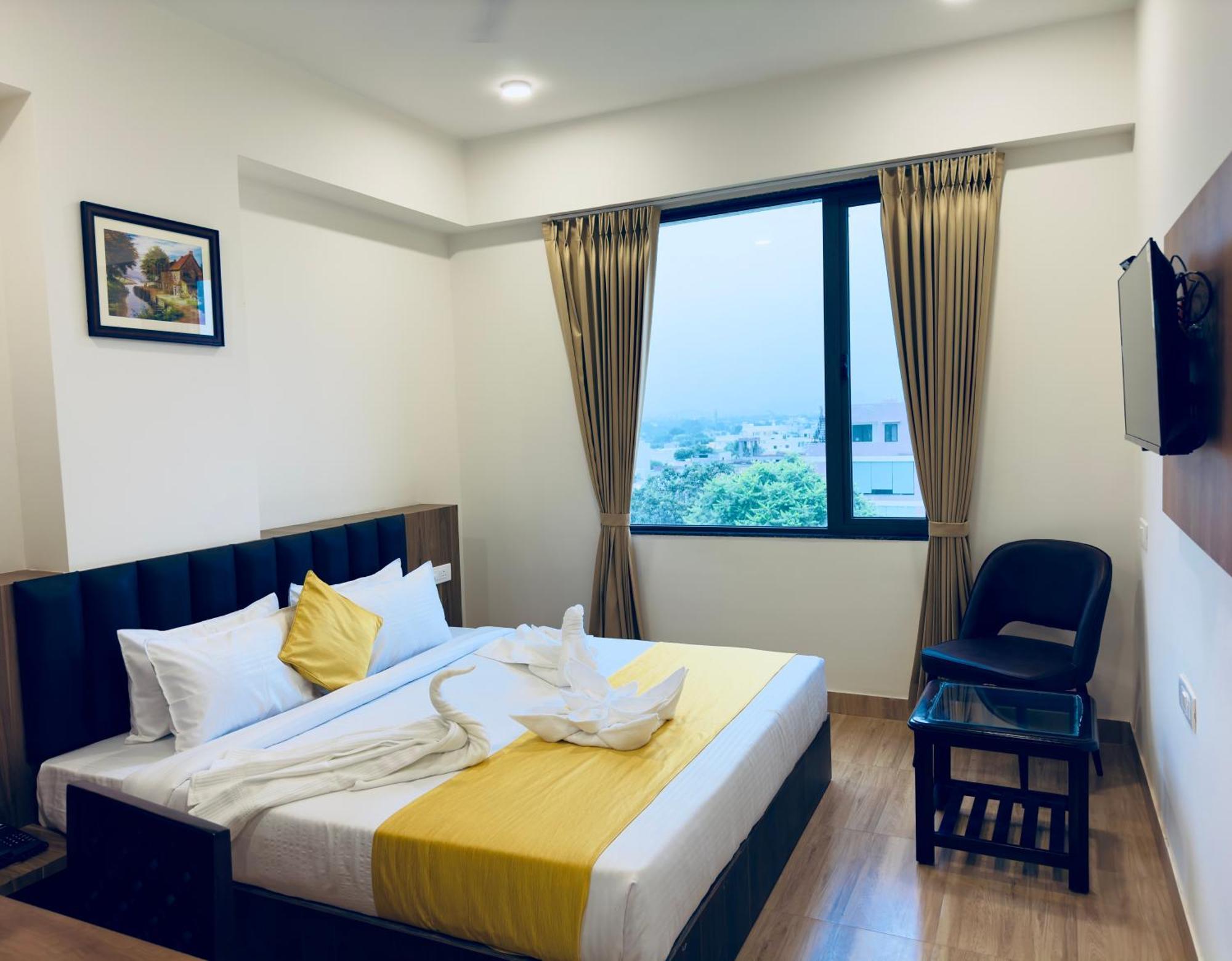 The Glance By Naina Staycation - Rooftop Swimming Pool ! Prime Location ! Awarded ! Big Parking ! Udaipur