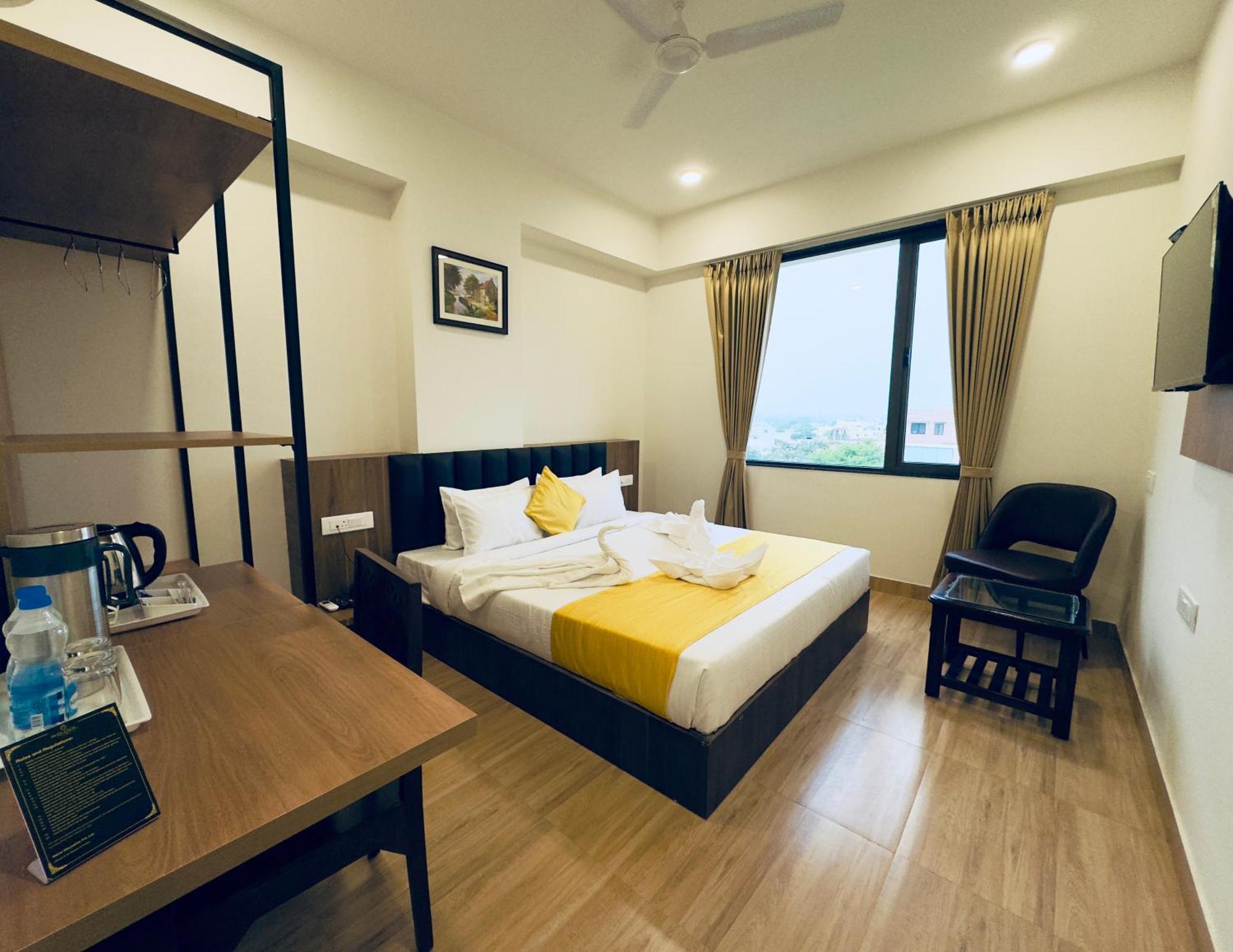 Hotel The Glance By Naina Staycation - Rooftop Swimming Pool ! Prime Location ! Awarded ! Big Parking !