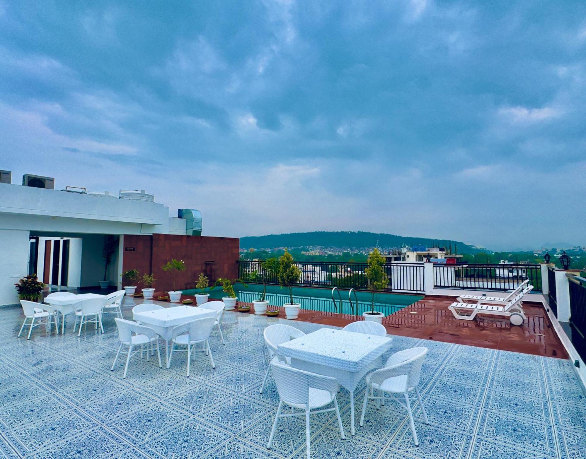 The Glance By Naina Staycation - Rooftop Swimming Pool ! Prime Location ! Awarded ! Big Parking ! Hotel