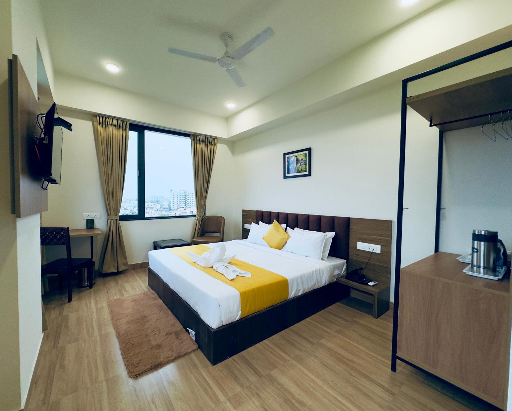Hotel The Glance By Naina Staycation - Rooftop Swimming Pool ! Prime Location ! Awarded ! Big Parking !