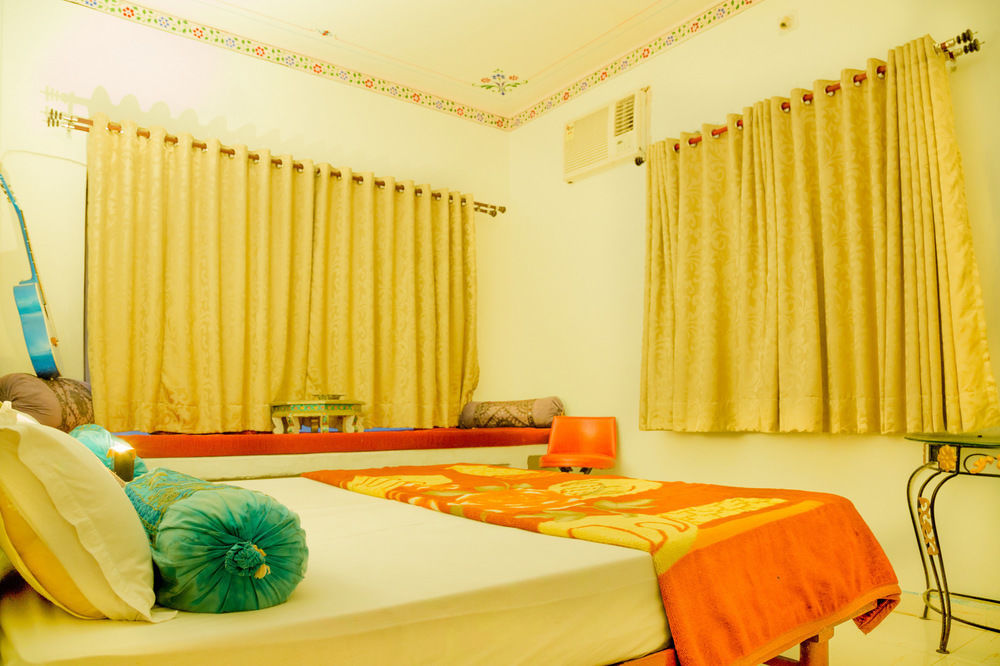 Hotel Hanuman Ghat On Pichola Udaipur