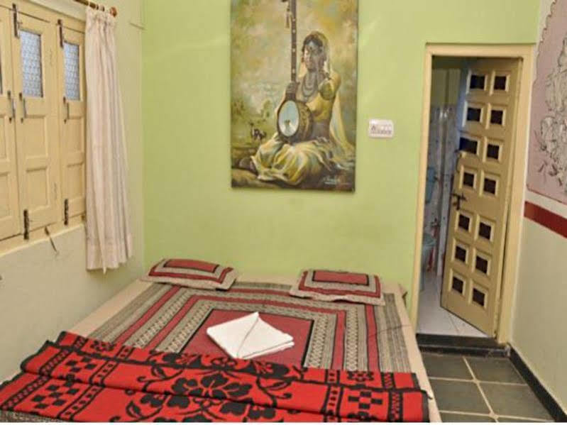 Jag Niwas & Pure Veg Restaurant Bed & Breakfast *