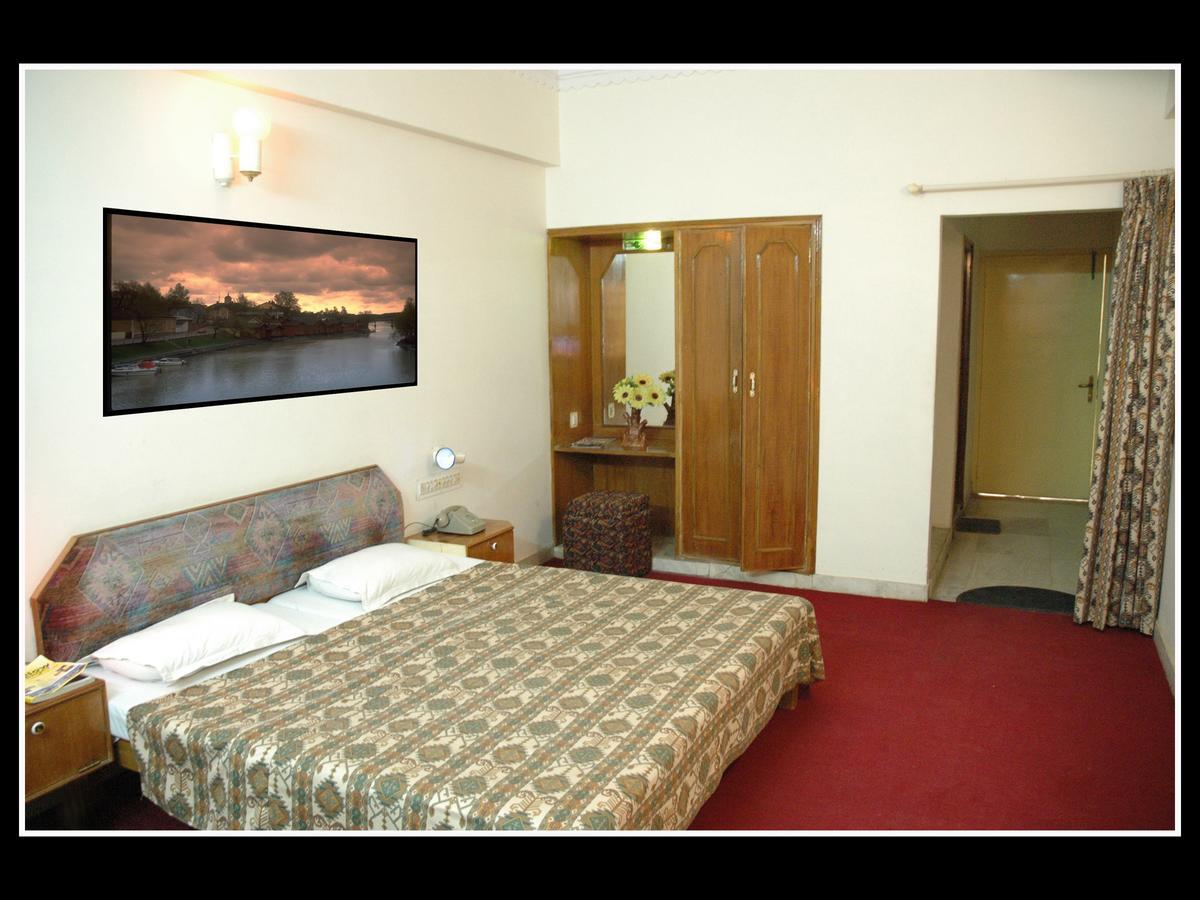 Saheli Palace Hotel *