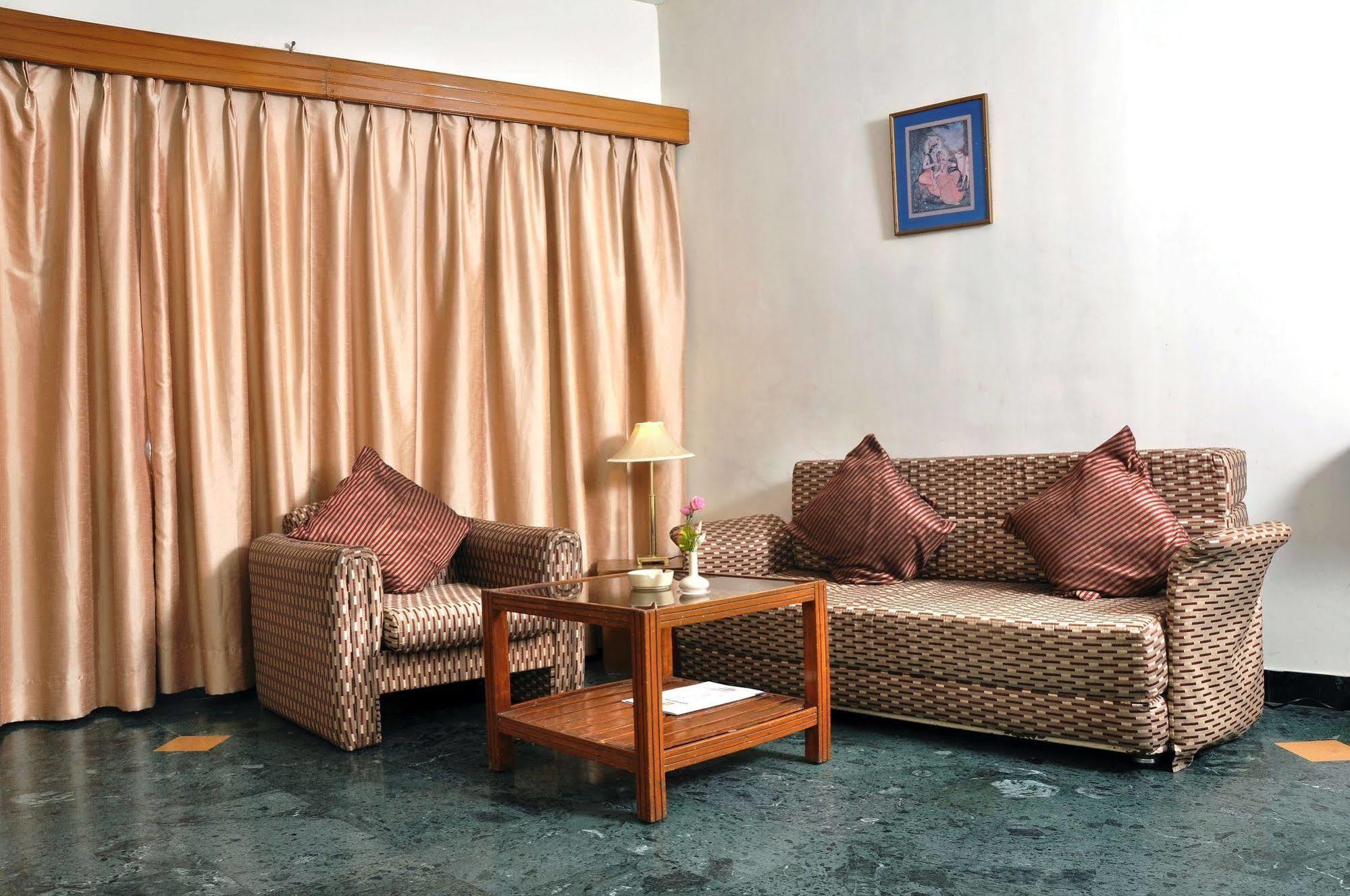 Hotel Vishnupriya 3*