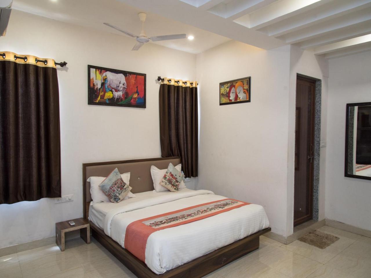Oyo Paheli Palace 3*
