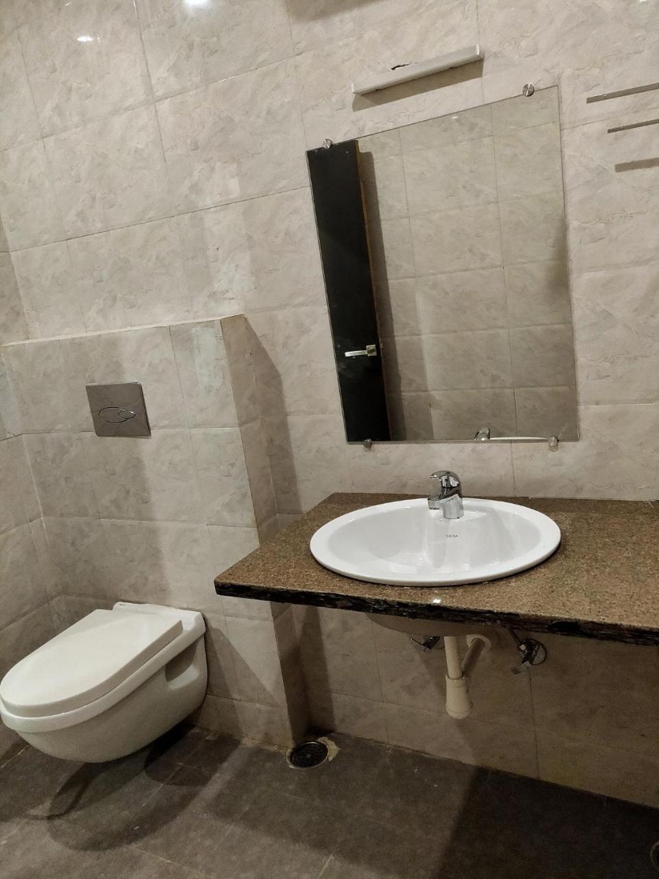 Suryansh Hotel 2*