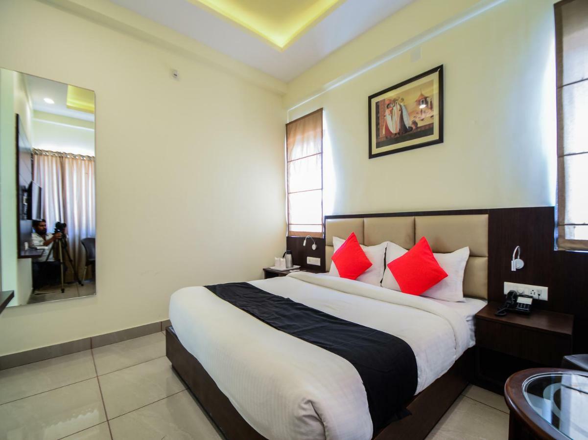 Capital O 35703 Sarovar Grand Hotel 3*