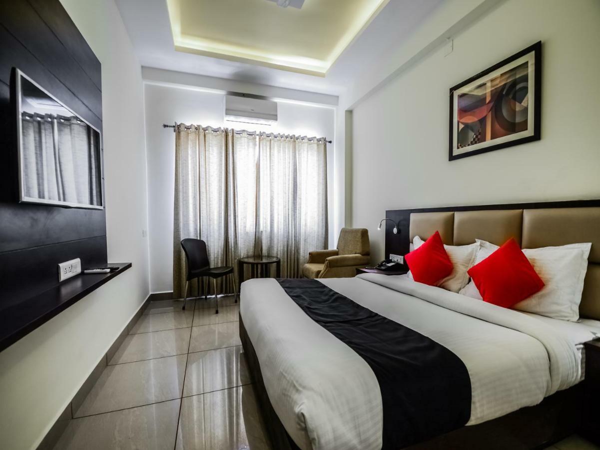 Capital O 35703 Sarovar Grand Hotel