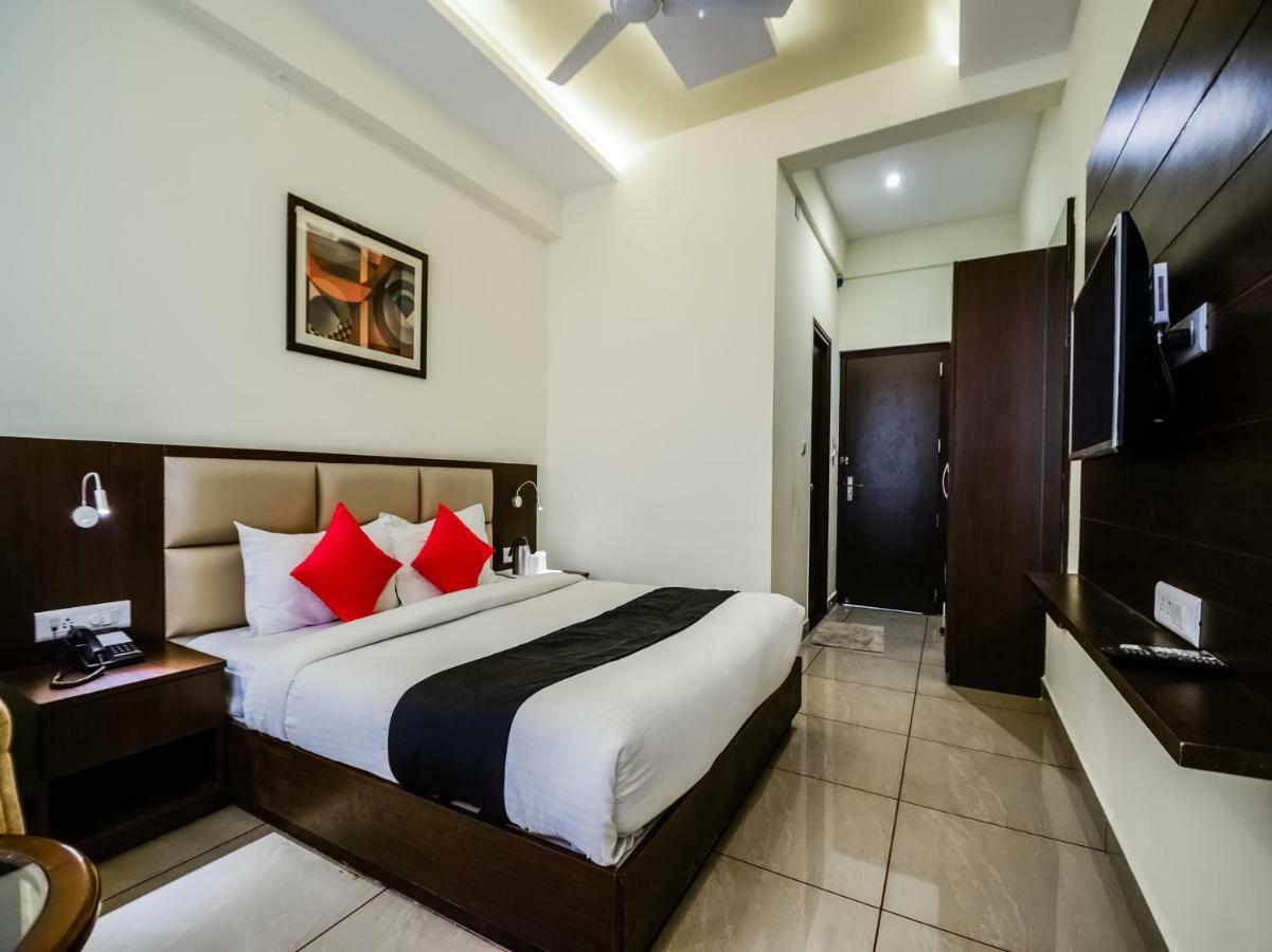 Capital O 35703 Sarovar Grand Hotel 3*