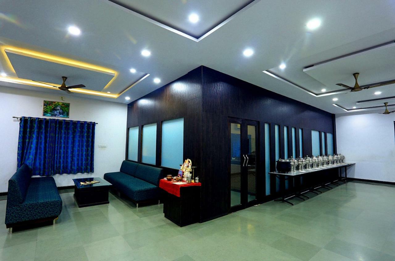 White Tulip-5 Mins From Airport With Swimming Pool Hotel 3*