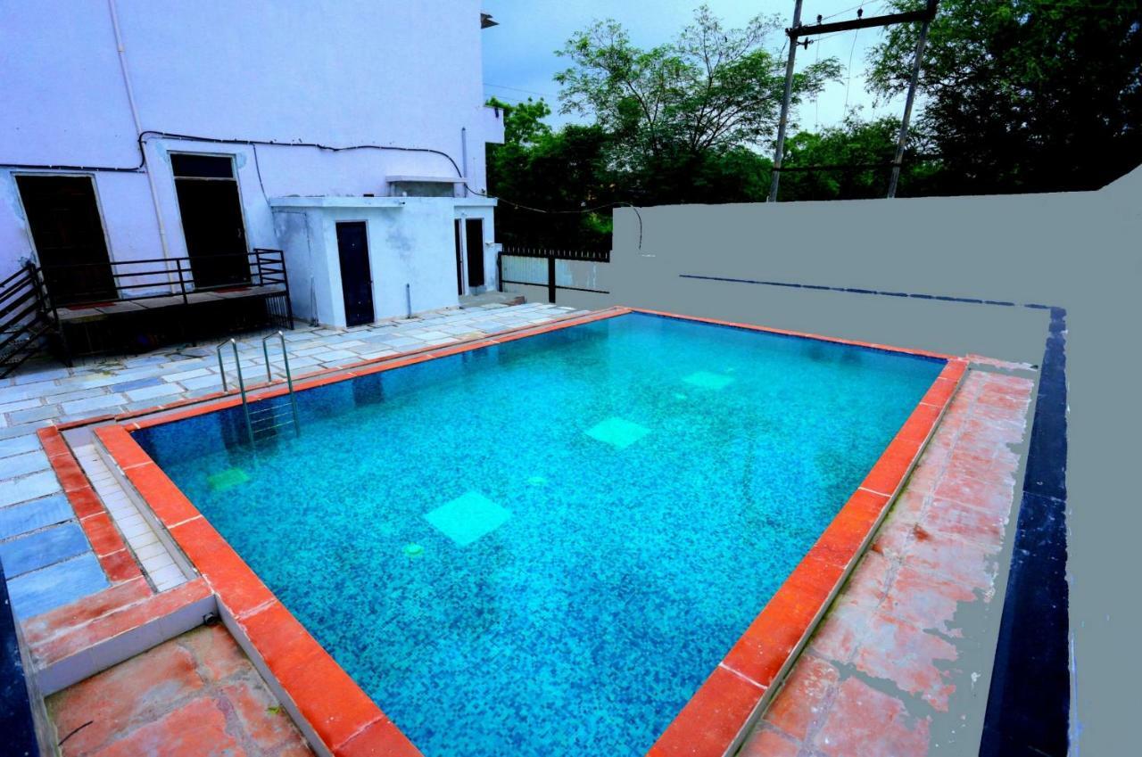 White Tulip-5 Mins From Airport With Swimming Pool 3* Udaipur