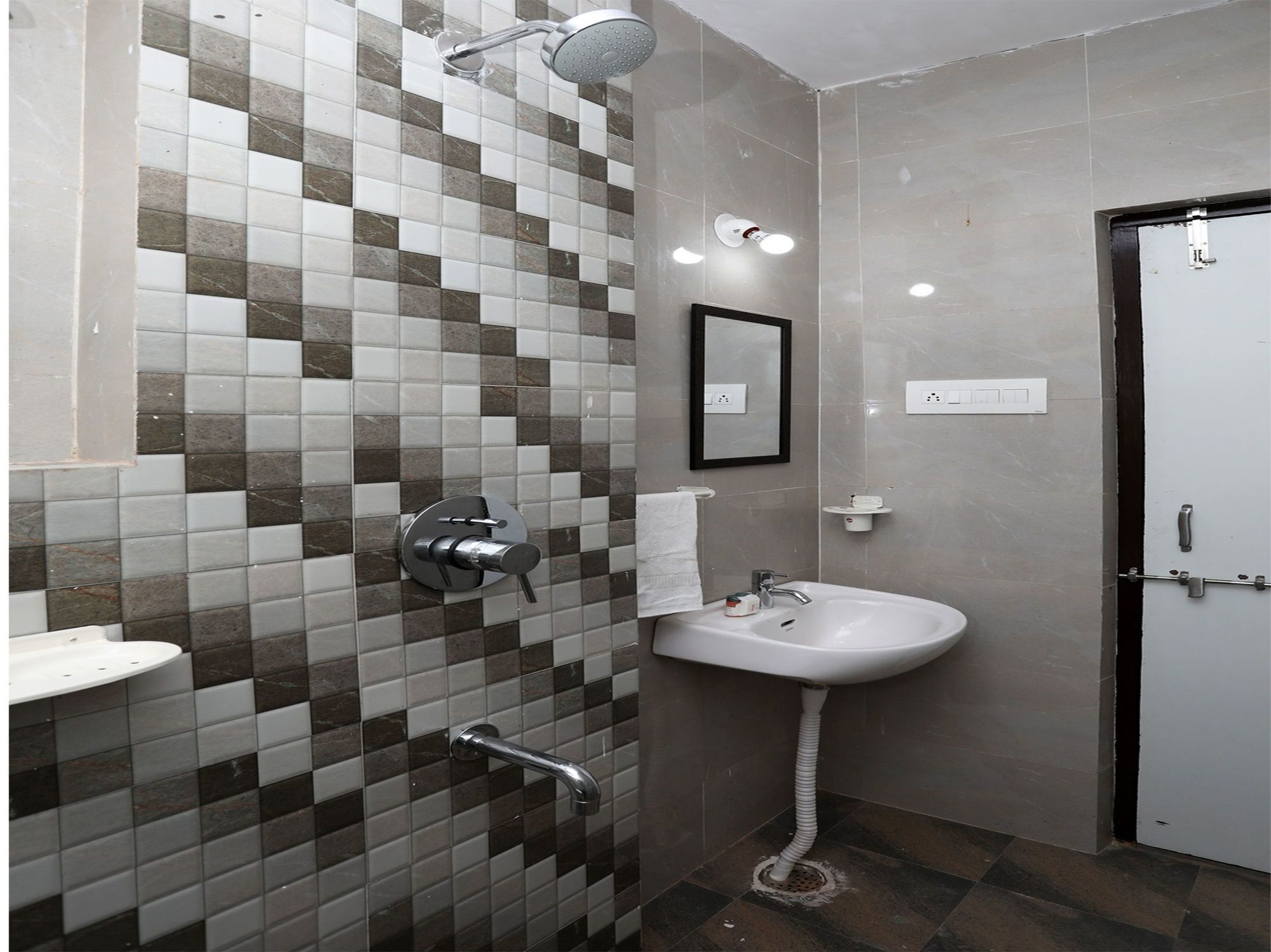 Hotel Oyo 10059 Modern 2bhk Gulabh Bagh 2*