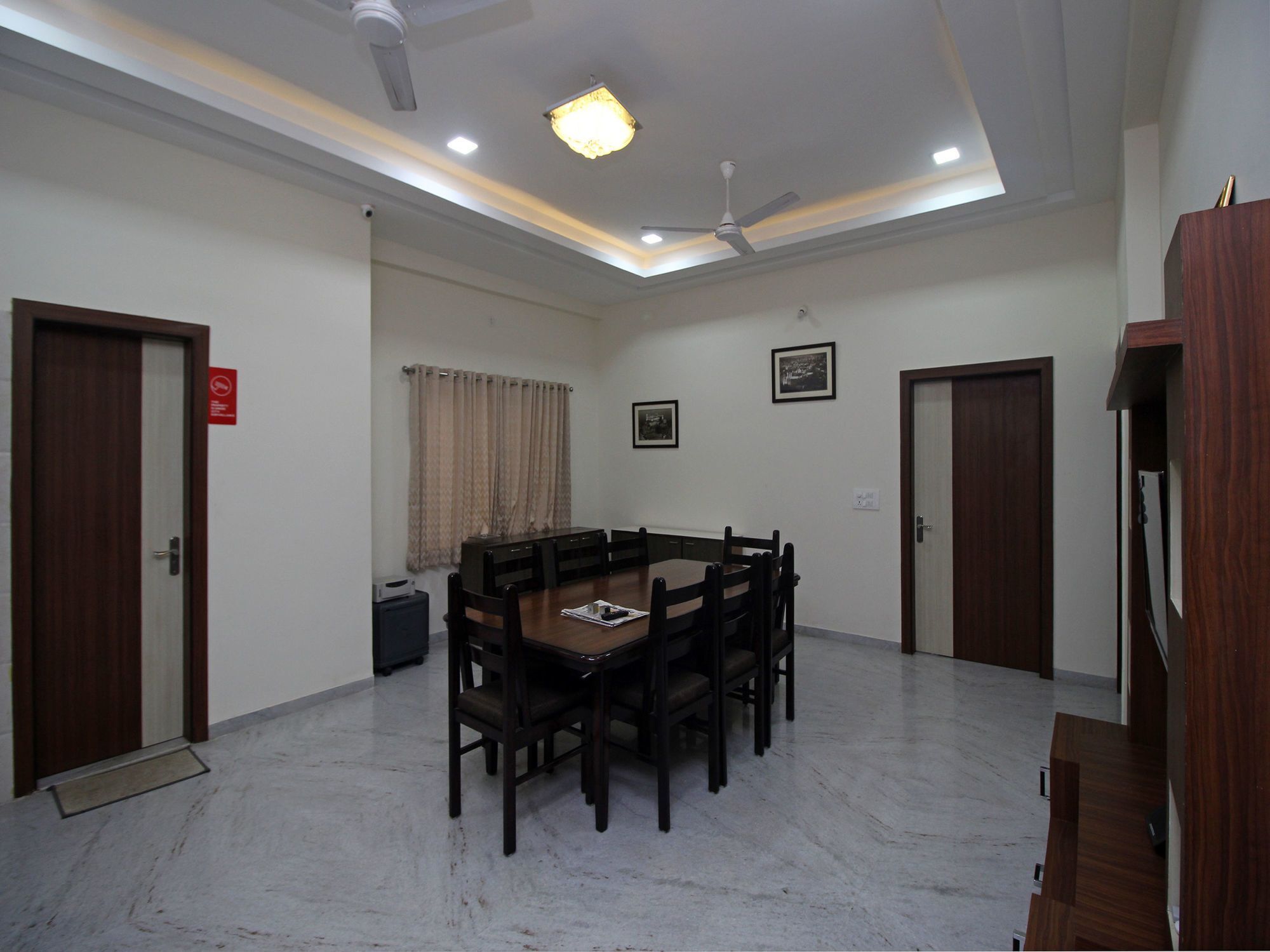 Oyo 9888 1bhk Near Celebration Mall Hotel
