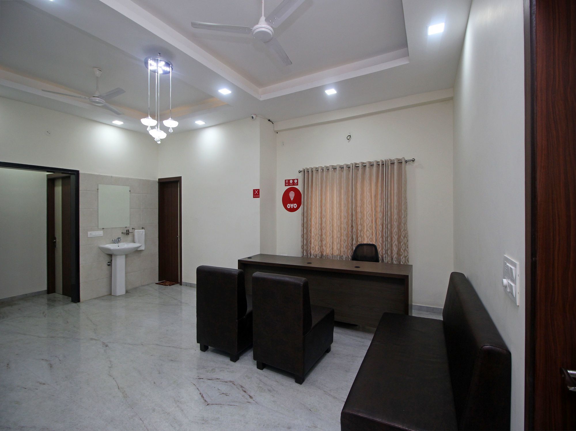 Oyo 9888 1bhk Near Celebration Mall 3*
